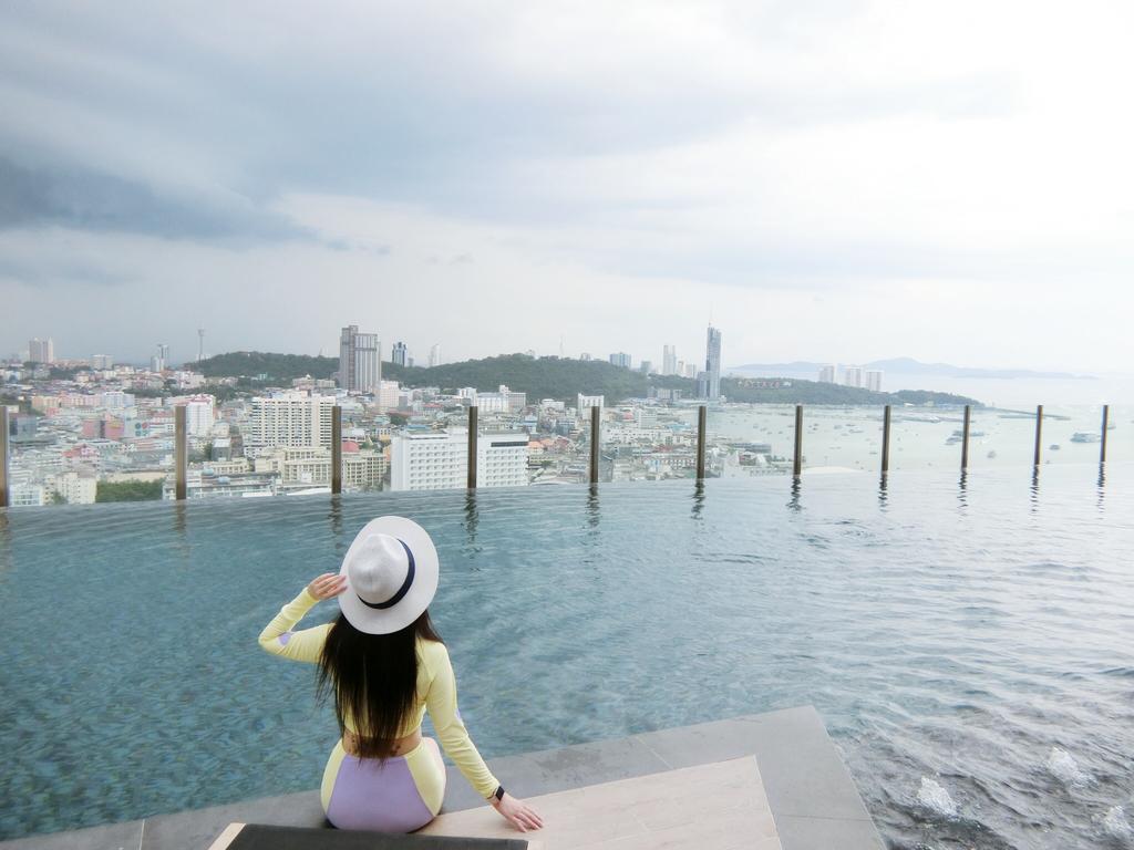 Llx Apartments At The Base Condo Pattaya Luaran gambar