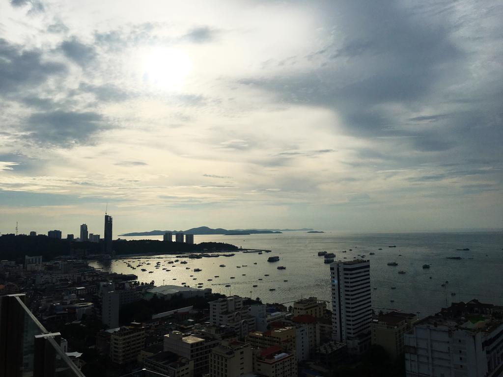 Llx Apartments At The Base Condo Pattaya Luaran gambar