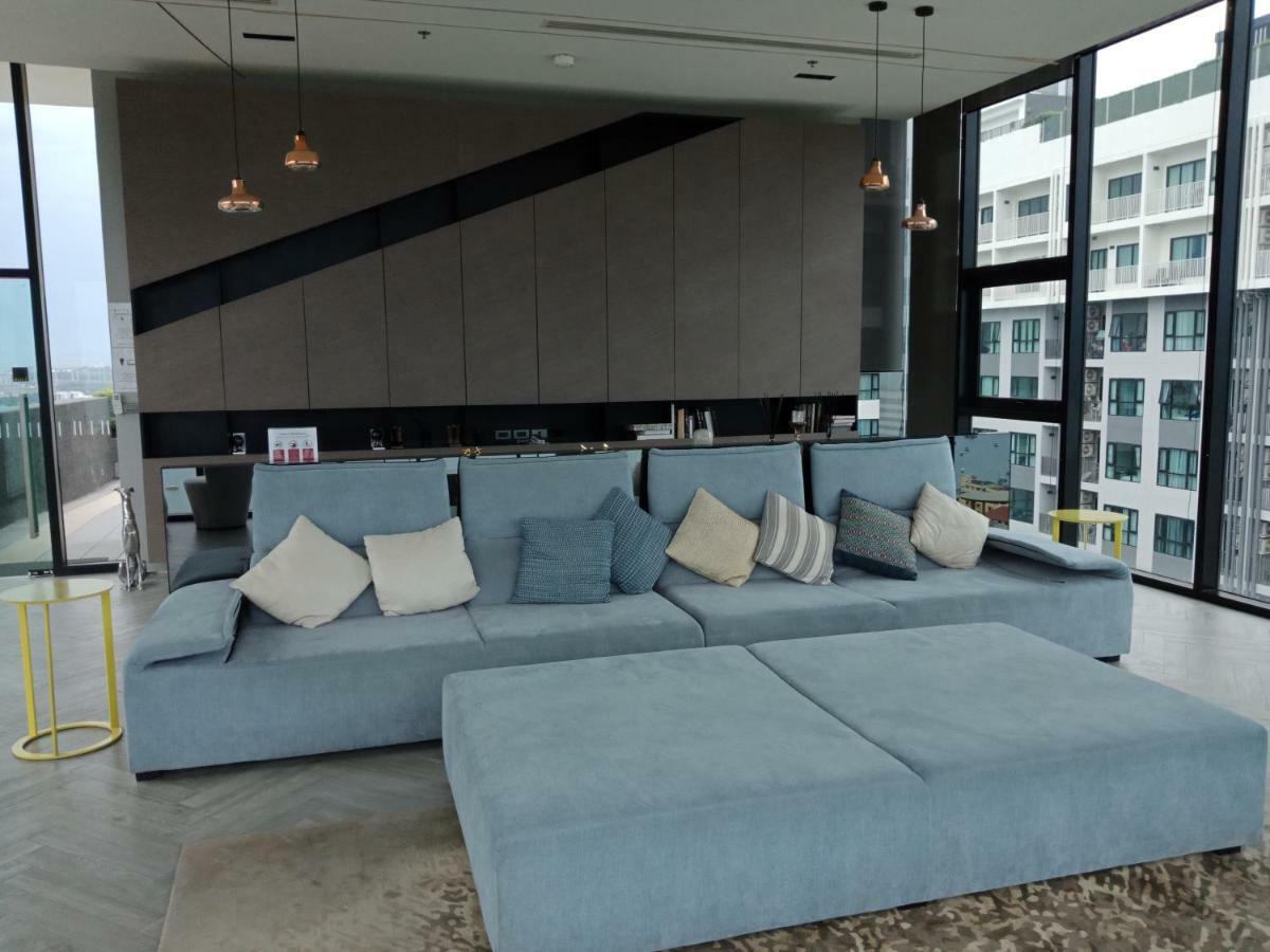 Llx Apartments At The Base Condo Pattaya Luaran gambar